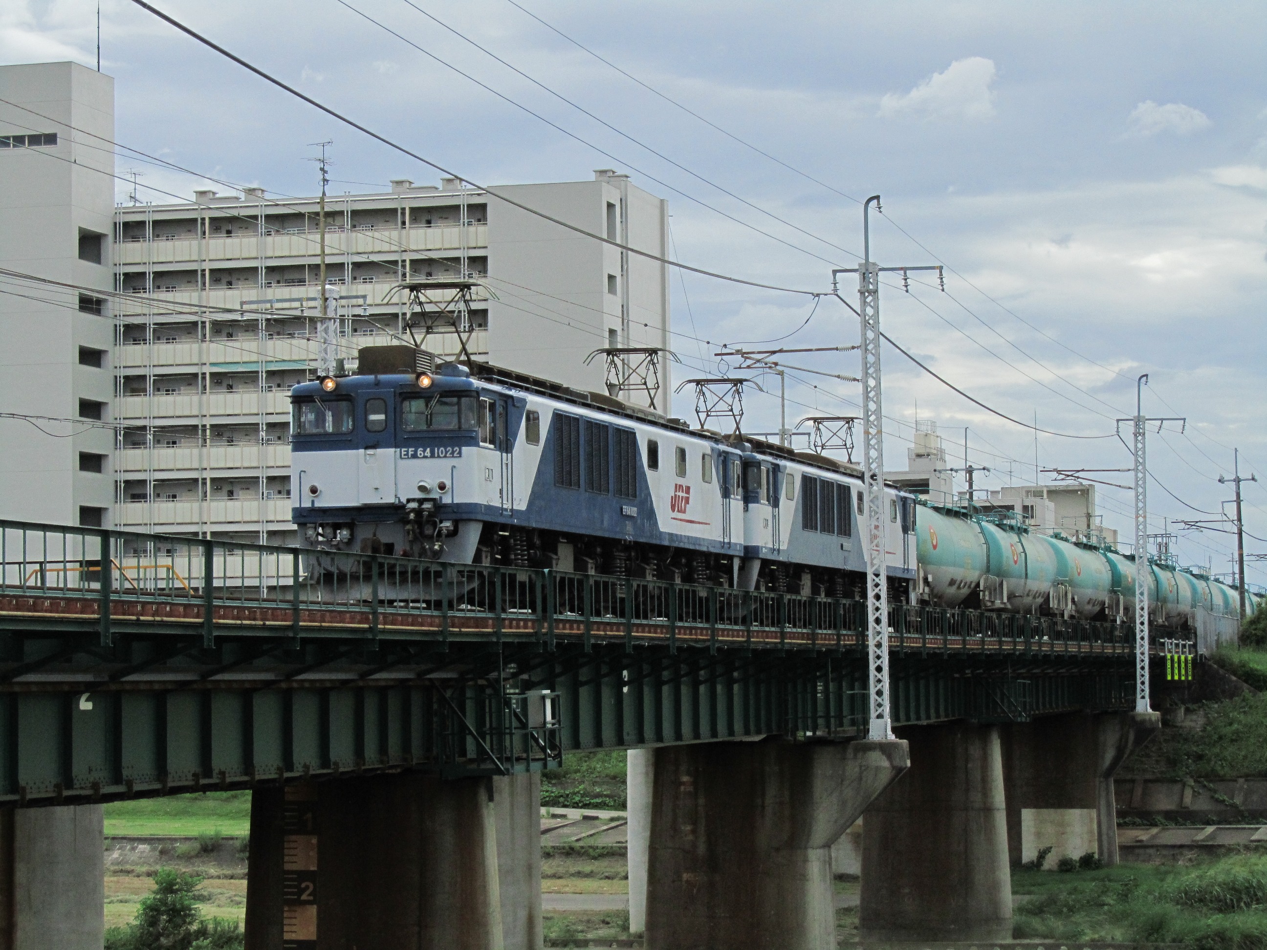 矢田川橋梁を渡る松本方面のタンカー