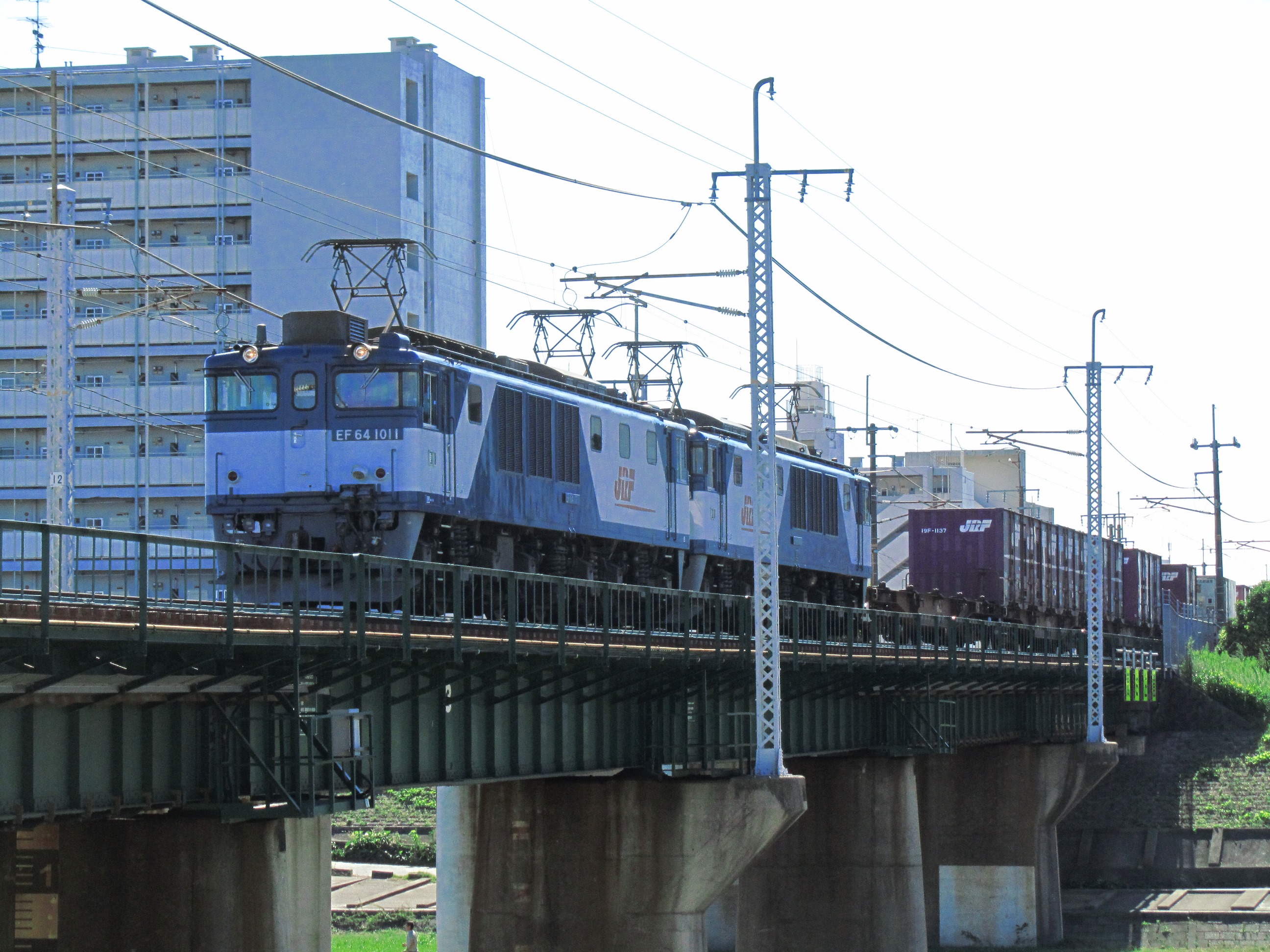 矢田川橋梁を渡る松本方面のコンテナ列車