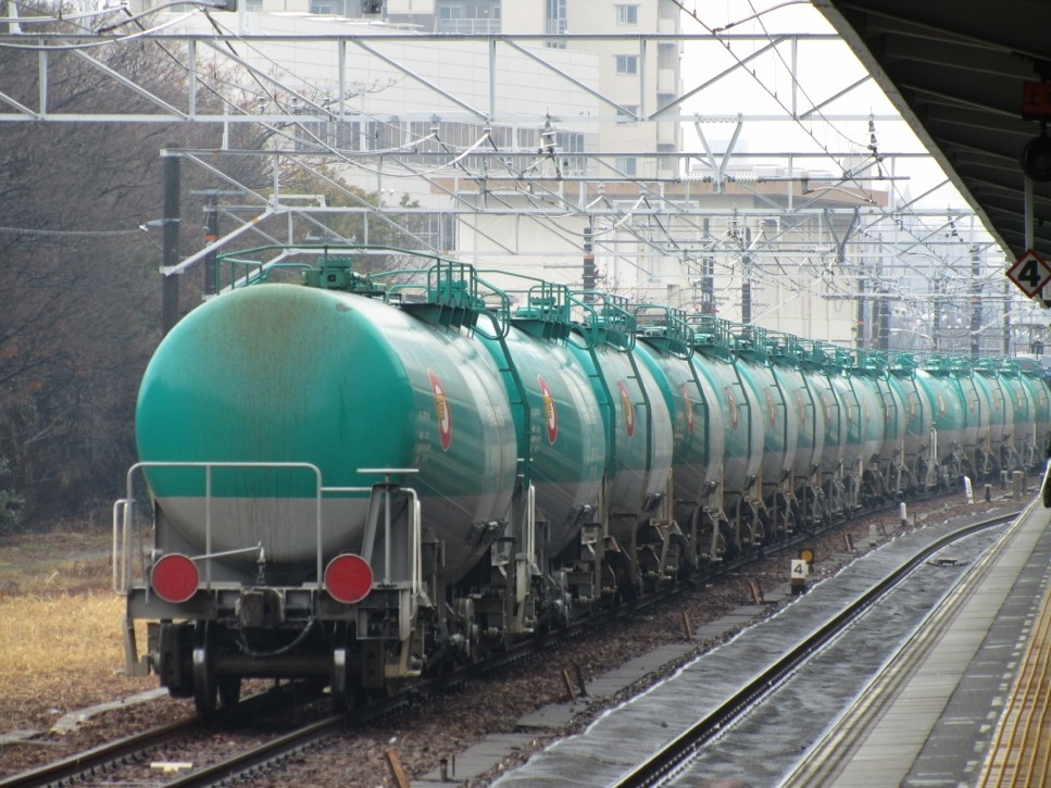 大曽根駅で待避中のタンカー列車