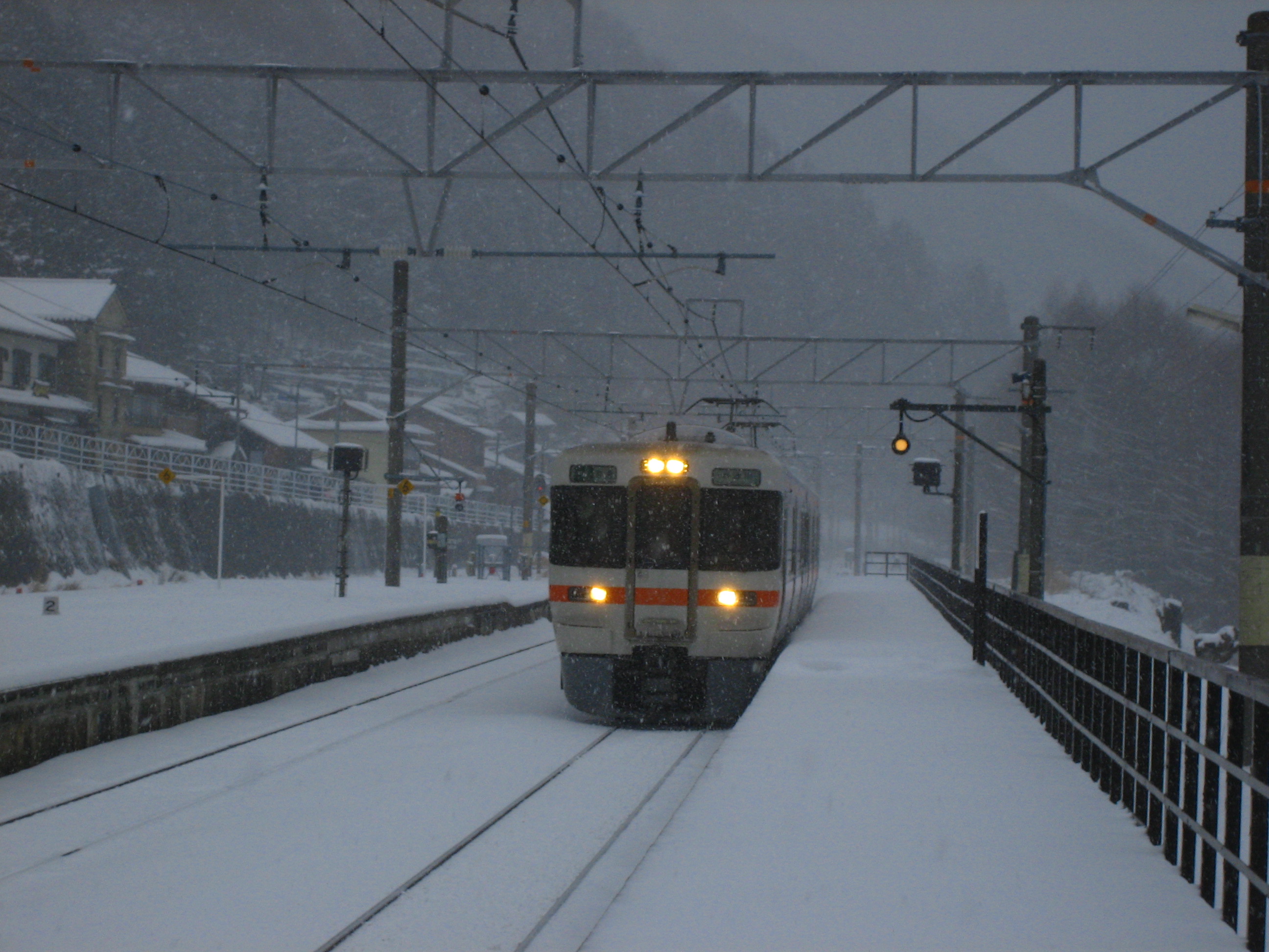 奈良井駅に入線する313系