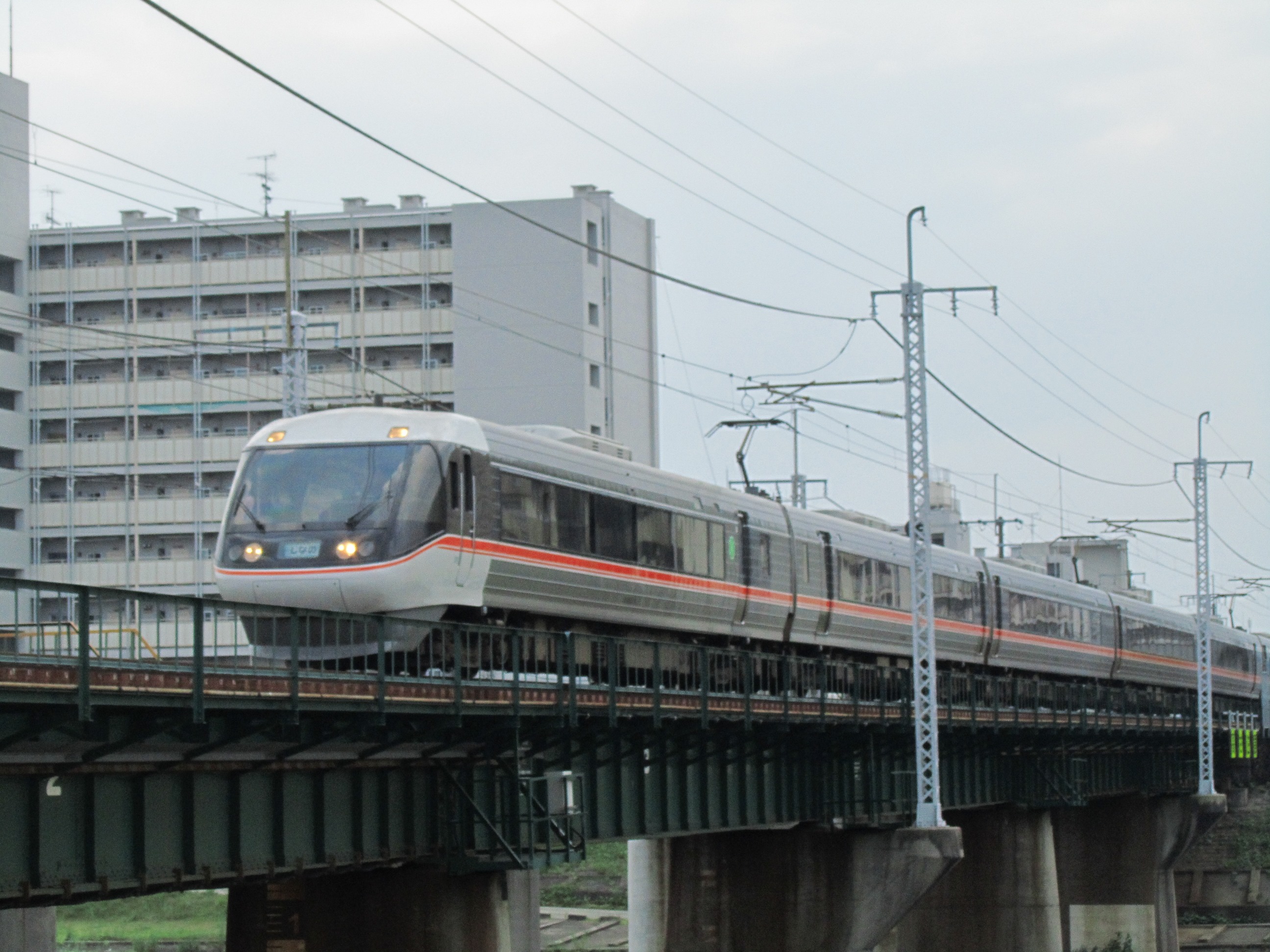 矢田川鉄橋を渡る383系