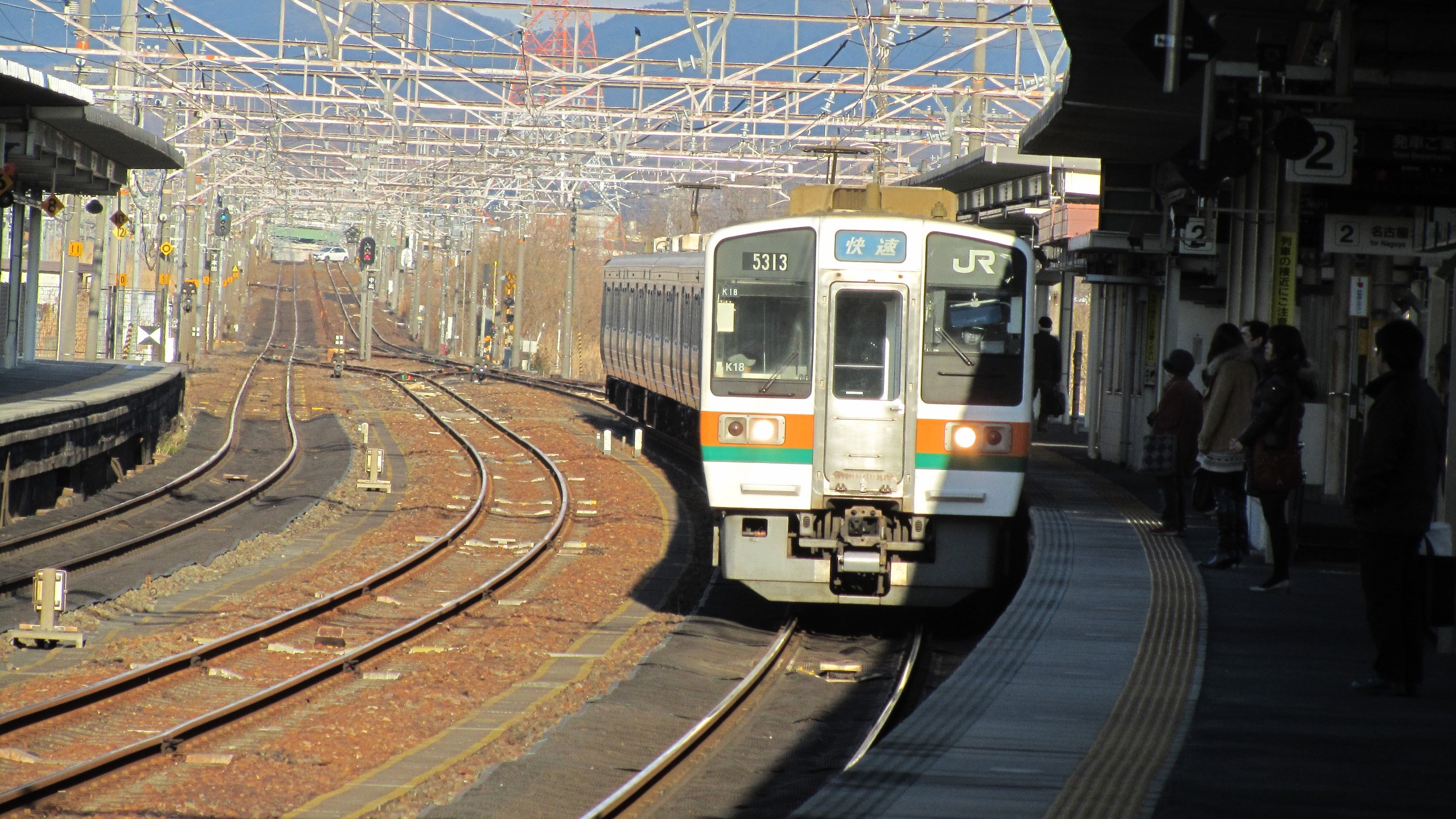 春日井駅ホームに入線する211系5000番台
