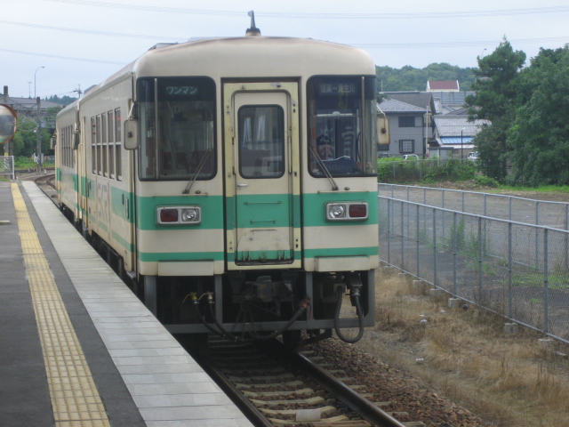 貴生川駅に入線するSKR301号