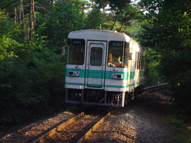 紫香楽宮跡駅付近を走行するSKR312号