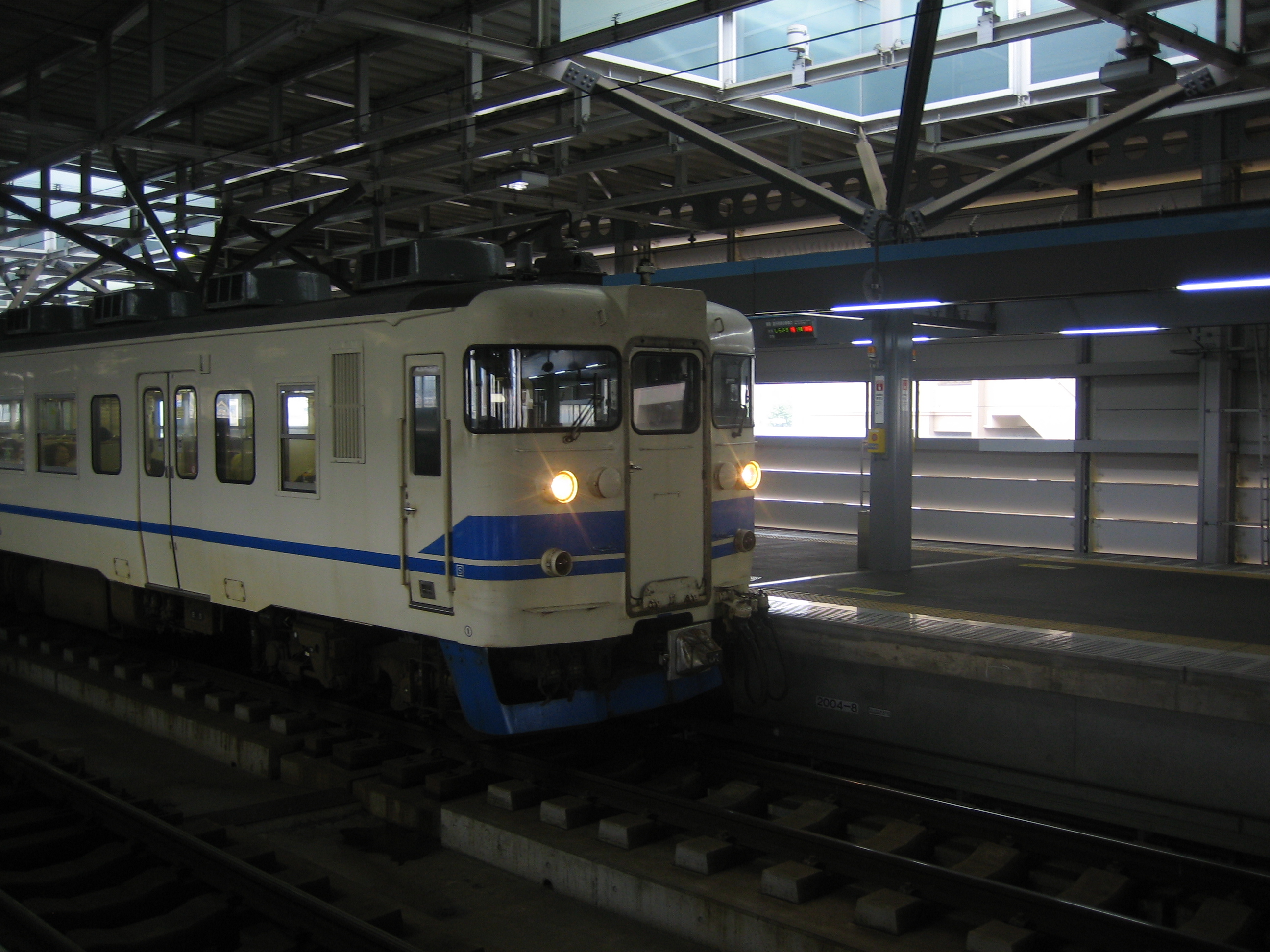 福井駅へ到着する413系