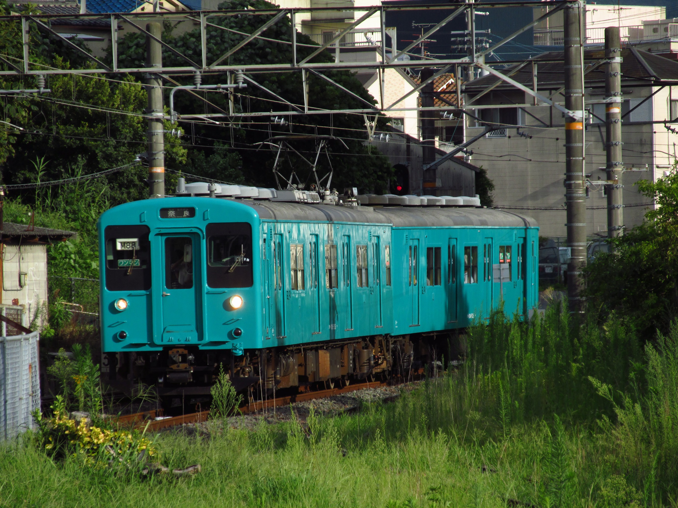 京終駅へ到着する105系